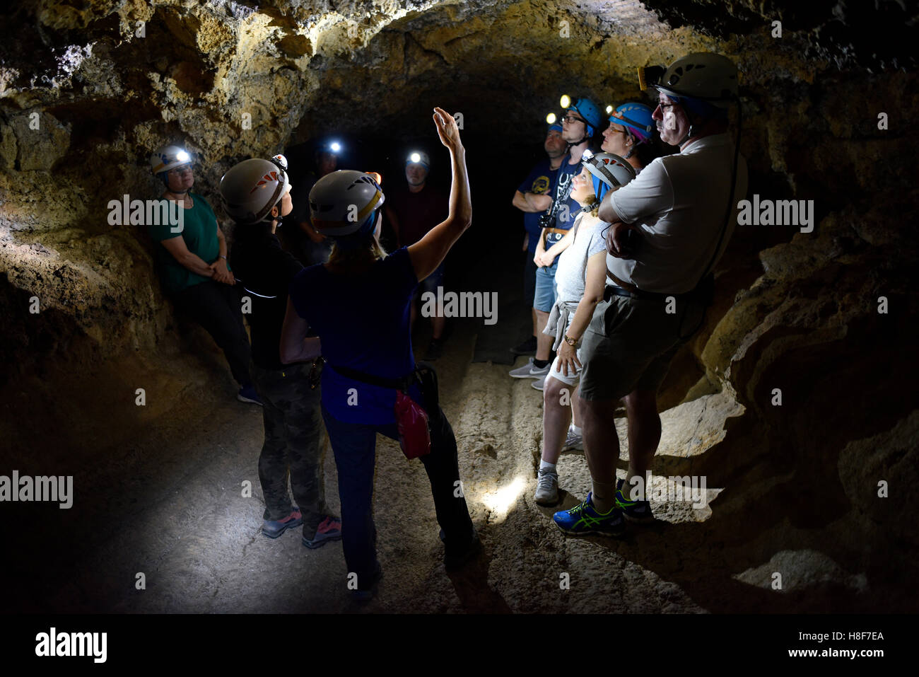Besucher in der Cueva del Viento tunnel-System, die längste Lavahöhle in Europa, Teneriffa, Kanarische Inseln, Spanien Stockfoto