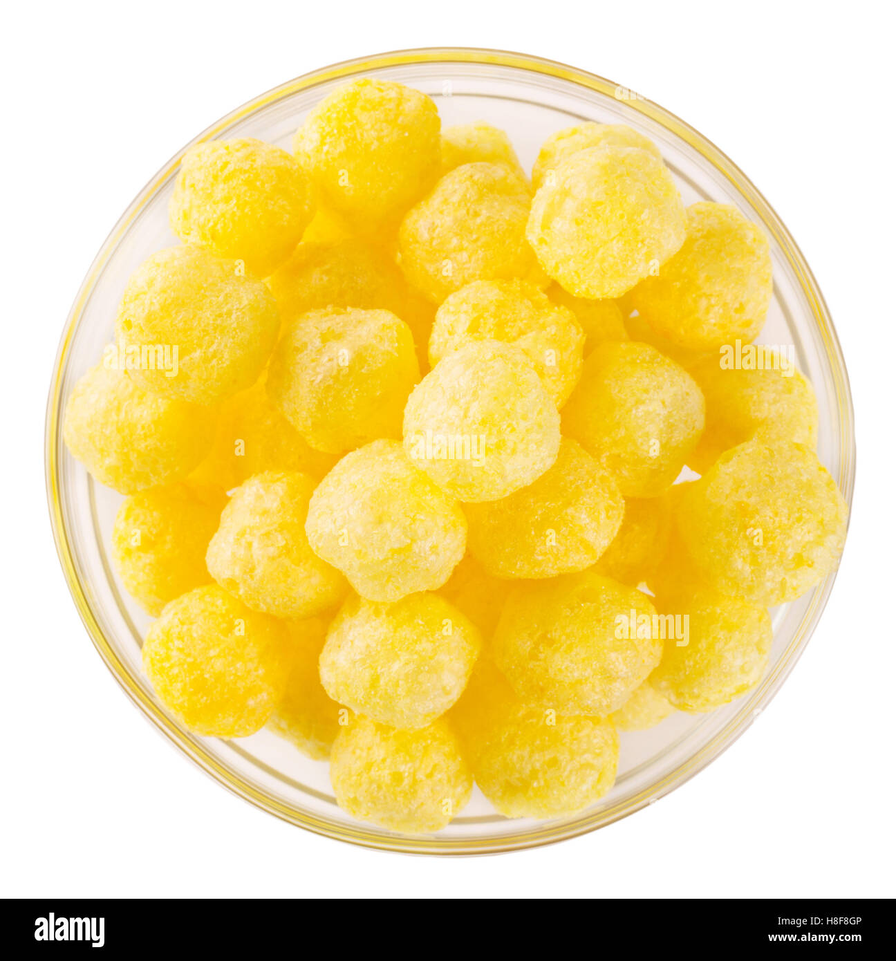 Gelber Maiskugeln auf dem Teller isoliert auf weißem Hintergrund Stockfoto