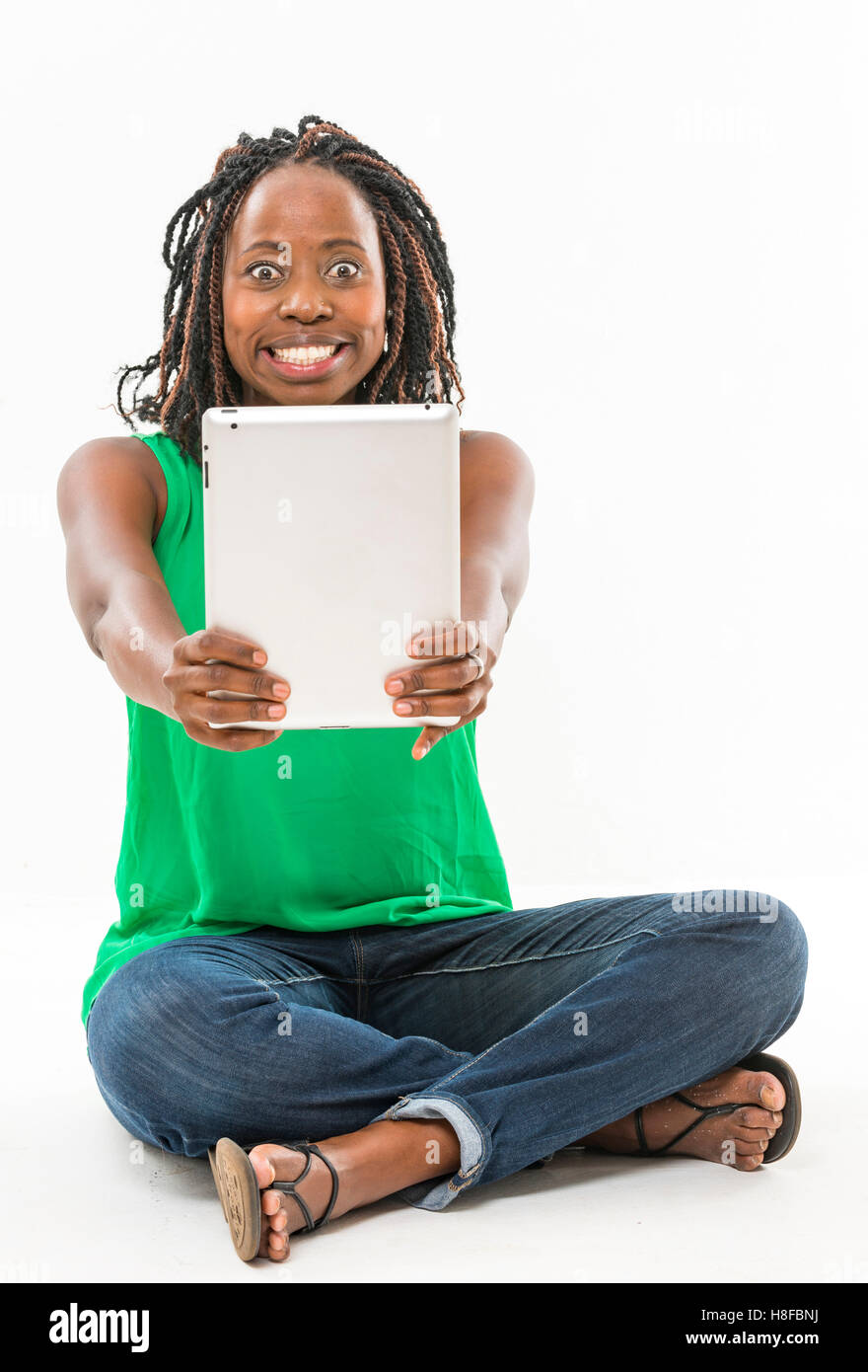 Eine schwarze Frau hält eine Tablette Stockfoto