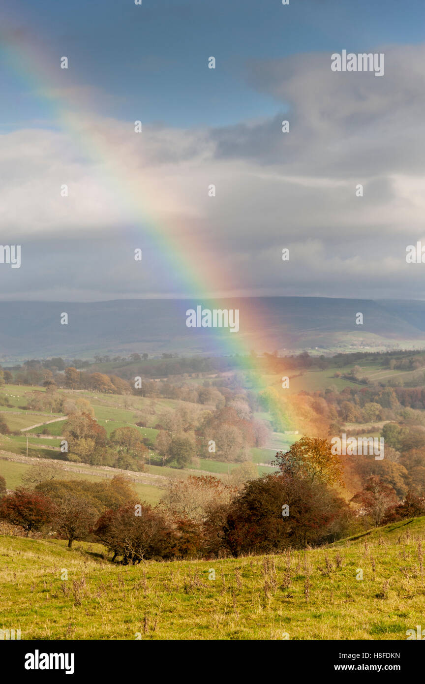 Regenbogen über Ackerland, mit Blick auf Eden Valley, Cumbria, England. Stockfoto