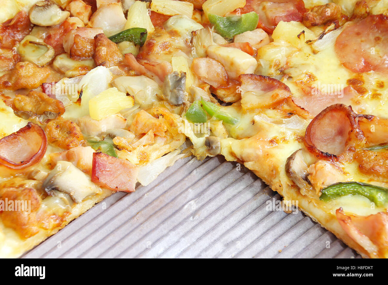Geschlossen bis Delicious Supreme Pizza in einer box Stockfoto