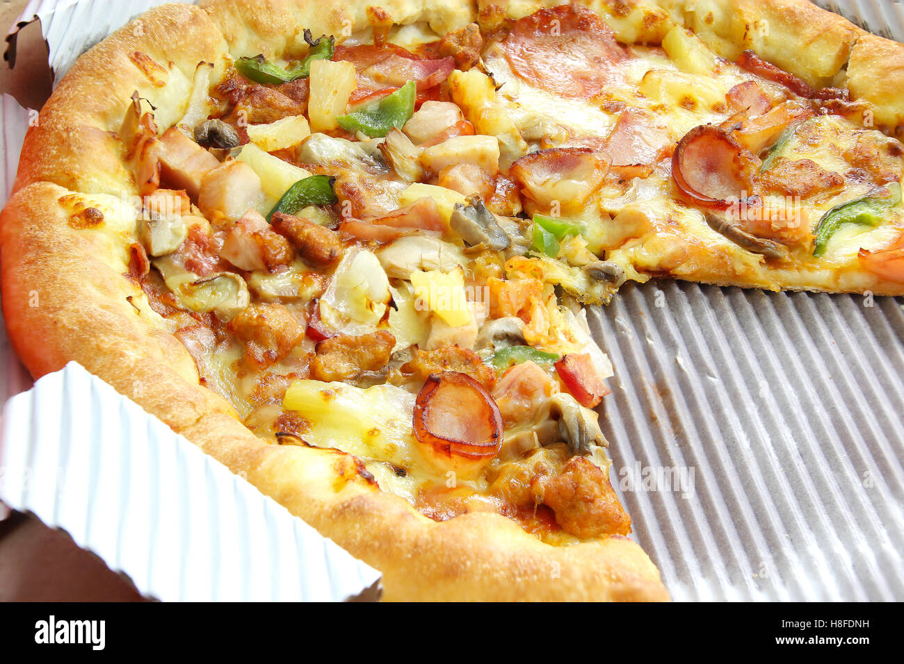 Geschlossen bis Delicious Supreme Pizza in einer box Stockfoto