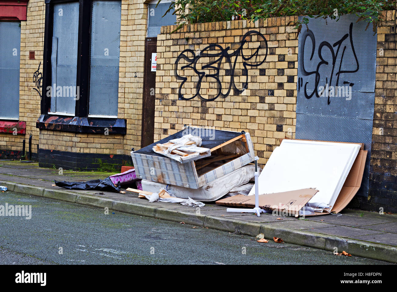 Eine Straße von bestiegen, verlassener Häuser warten auf Regeneration in Liverpool UK Stockfoto