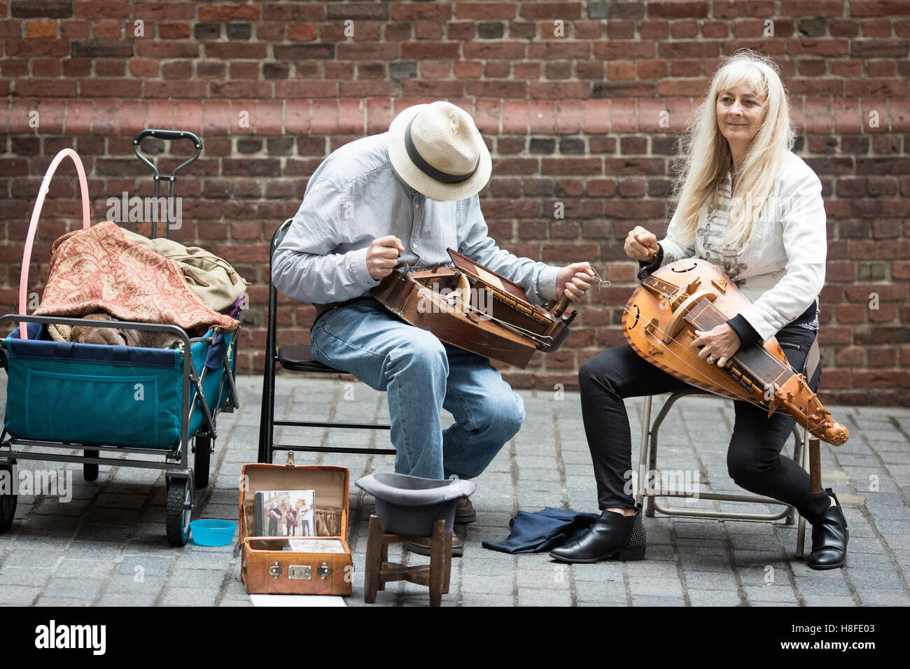 Boston, Massachusetts, USA. Straßenkünstler, die traditionellen Instrumente spielen Stockfoto