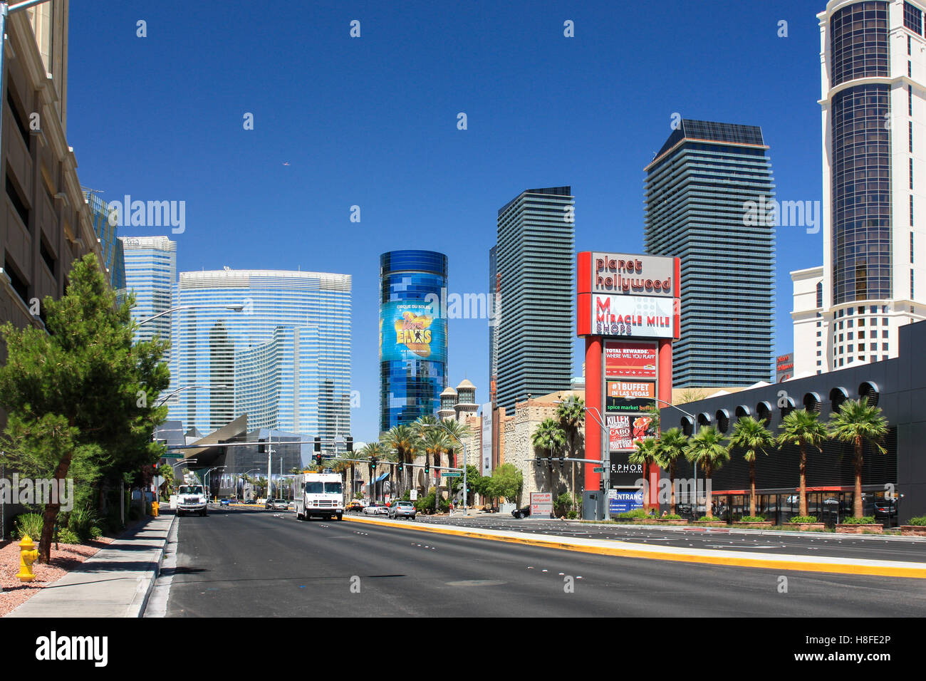 Las Vegas, Nevada - 18. Juni 2010. Schönen Tag Blick auf die Straßen mit luxuriösen Wolkenkratzern. Stockfoto