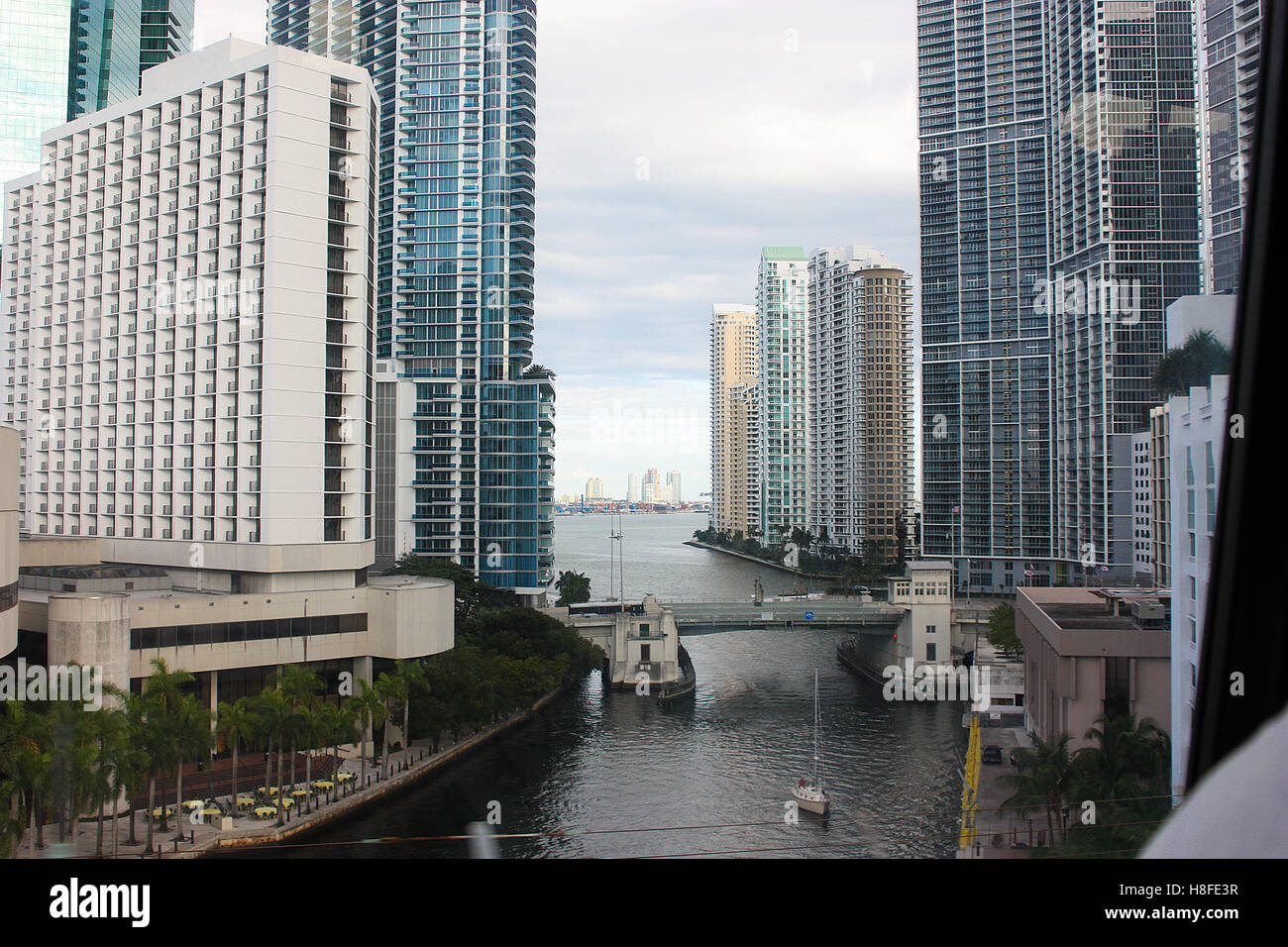 Blick auf das schicke Viertel Downtown. Miami River und Wolkenkratzer an seinen Ufern. Stockfoto