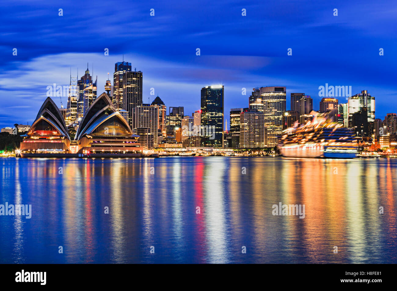 Sydney CBD Wahrzeichen der Stadt durch den Hafen um Business Tower beherbergt, circular Quay und internationale Passagiere hinter Stockfoto