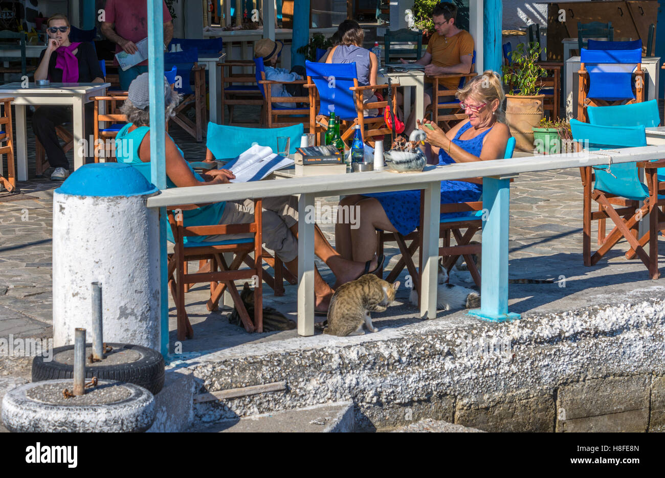 Zwei Damen am Café-Tisch, Telendos, Kalymnos, Greecd Stockfoto