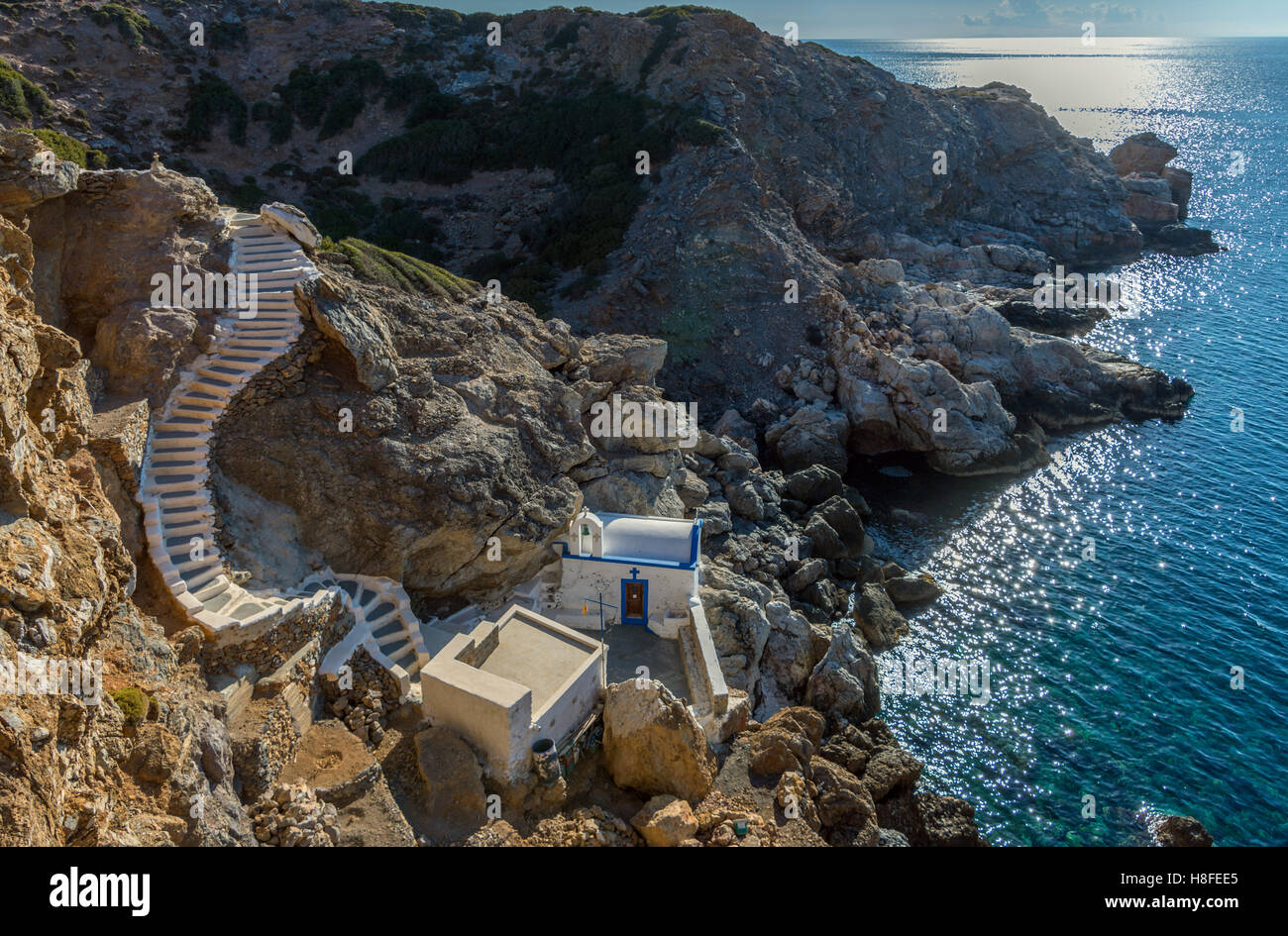 Schritte, um die kleine Kapelle des Agios Georgios, Telendos Insel am Meer Stockfoto