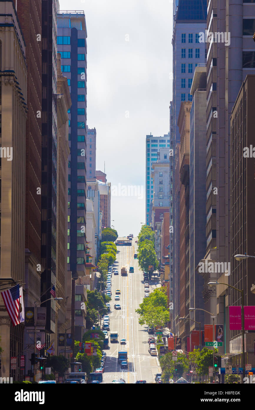 Aussicht direkt oben am steilen California Street im Bankenviertel der Stadt an einem sonnigen Tag. Mit Tele Len komprimiert Stockfoto