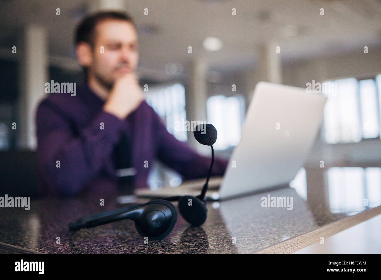 ernster Mann arbeitet in der Mitte der Anzahl Stockfoto