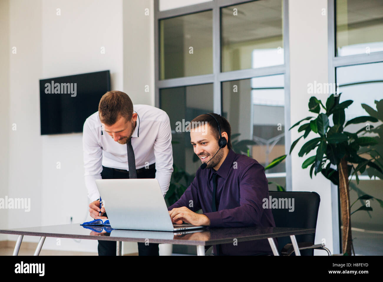 Two business people speak sitting table -Fotos und -Bildmaterial in ...