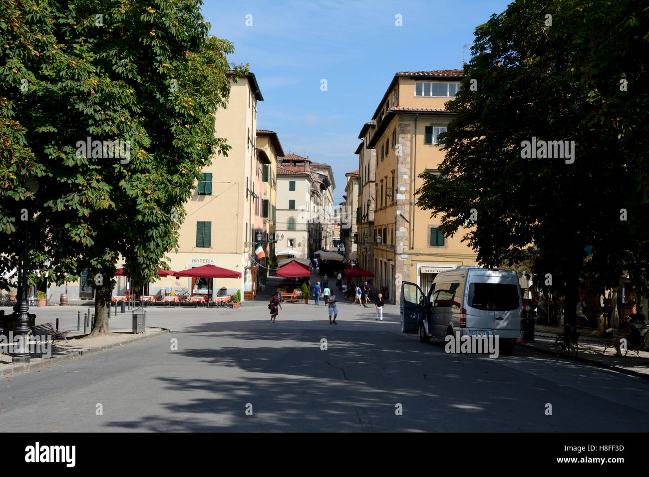 Lucca, Italien - 5. September 2016: Straße in der Altstadt von Lucca in Italien. Nicht identifizierte Personen sichtbar. Stockfoto