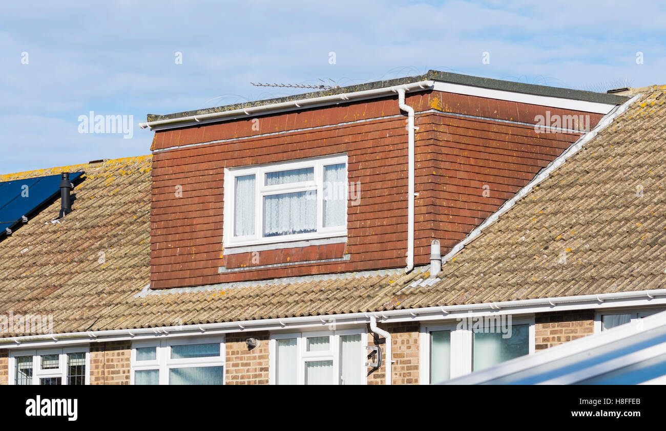 Externe Ansicht eines loft Nebenstelle in das Dach eines Hauses in Großbritannien. Stockfoto