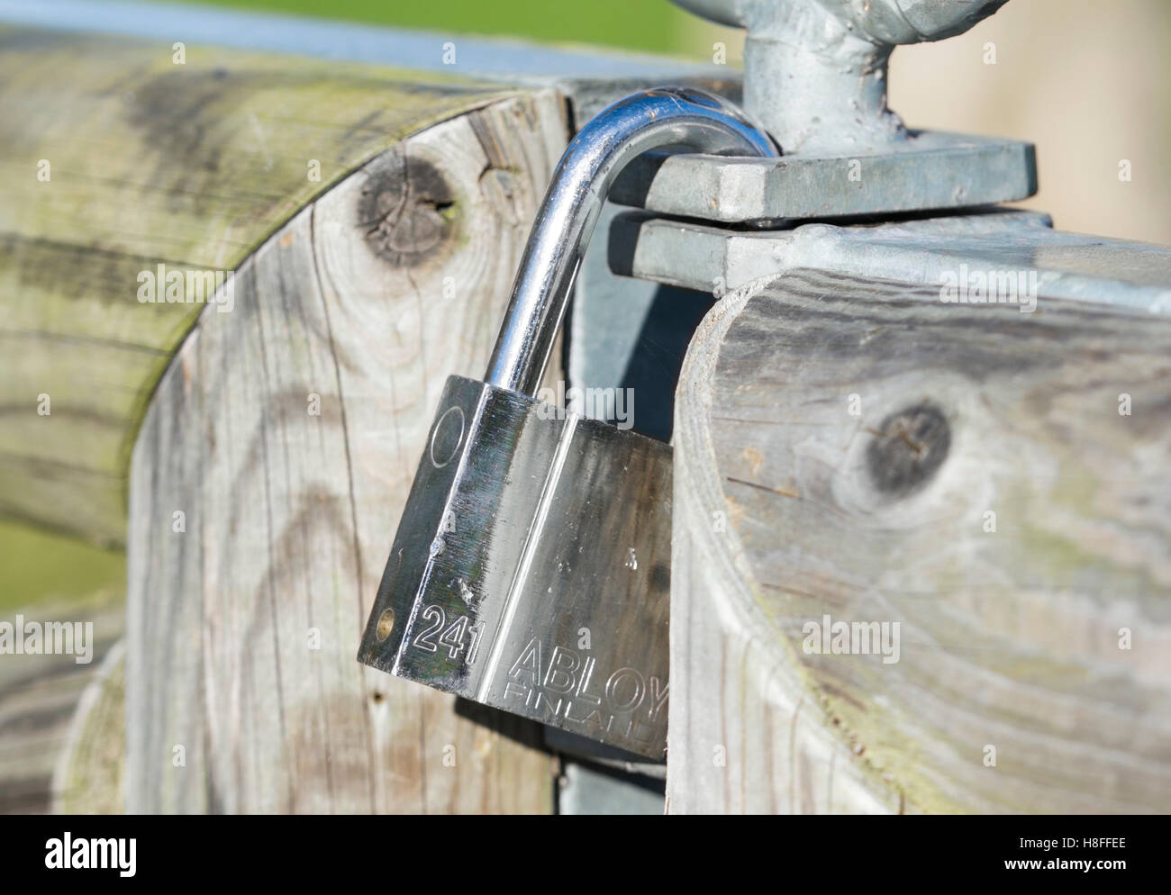 Abloy Vorhängeschloss zu einem hölzernen Tor angebracht. Stockfoto