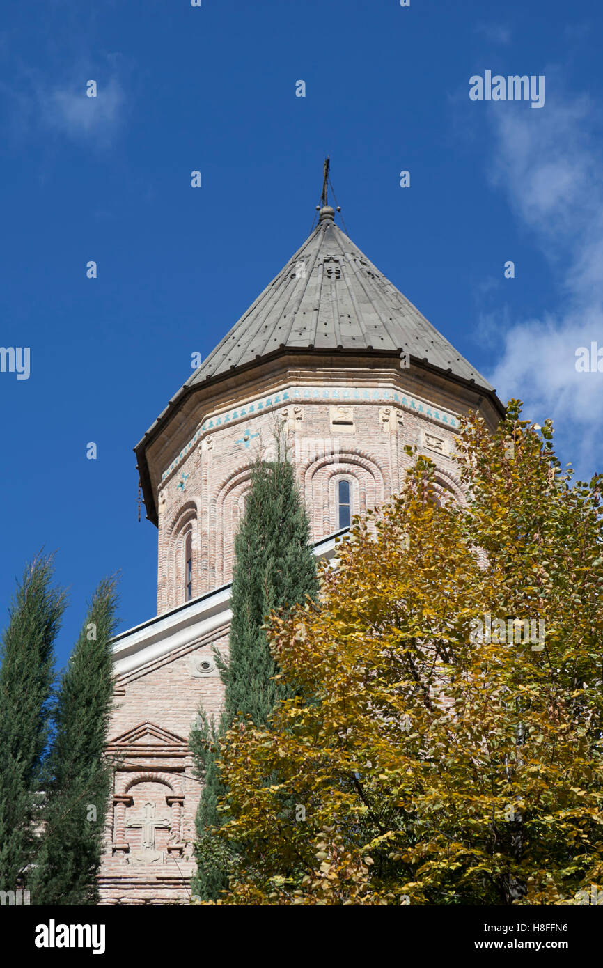 Georgien-Tbilisi.A Kirchlein ist nicht weit von große Kirche der Heiligen Dreifaltigkeit - Sameba. Stockfoto