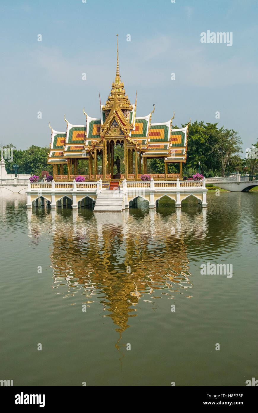 Die Aisawan Dhiphya-Asana Pavillon oder schwimmende Pavillon auf der Bang Pa-in Palast, Thailand Stockfoto