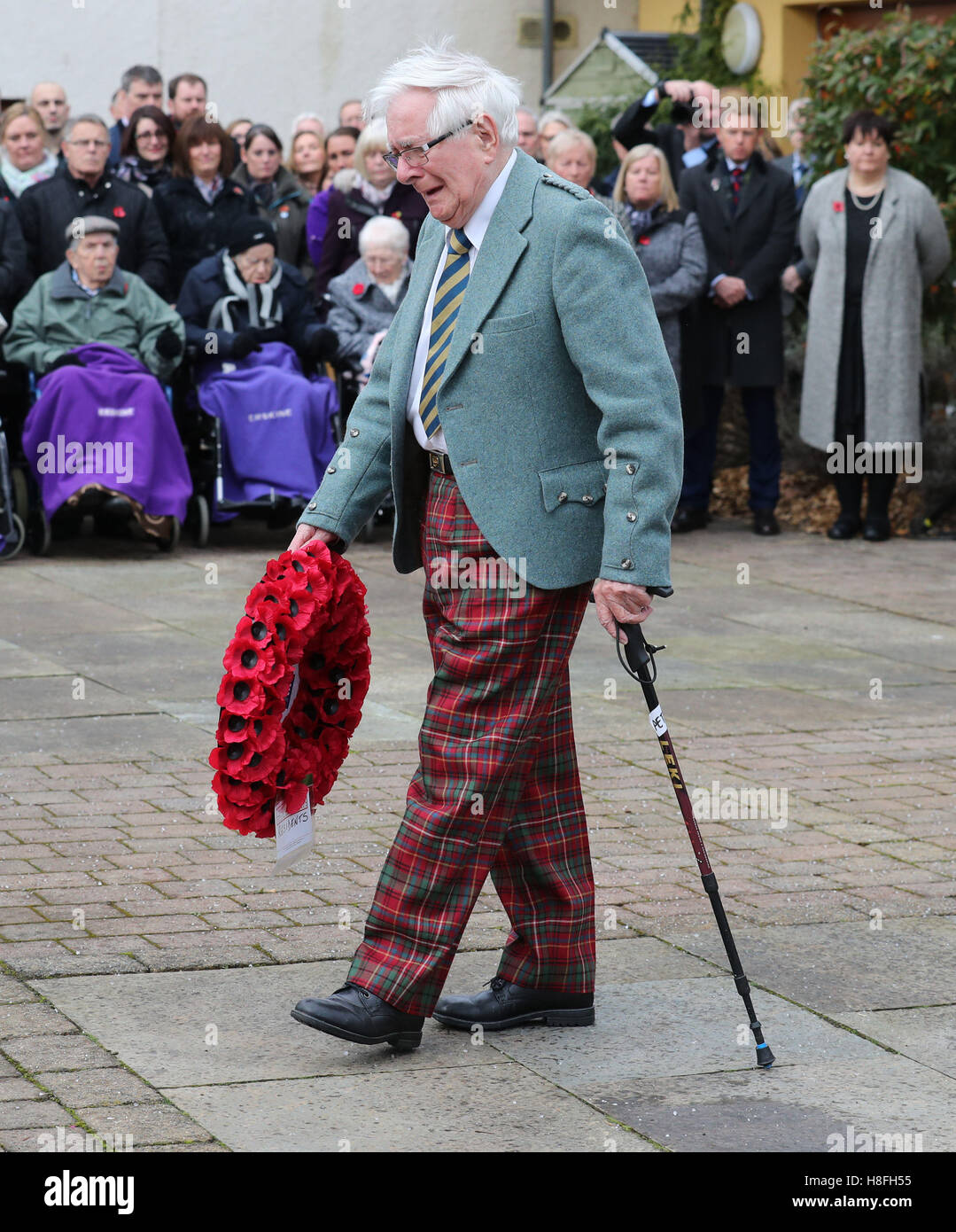 Veteran Peter Knowles von der Royal Army Service Corps legt einen Kranz im Namen der Erskine-Veteranen während ein Service des Gedenkens am Tag des Waffenstillstands Erskine Zuhause in Bishopton, Schottland. Stockfoto