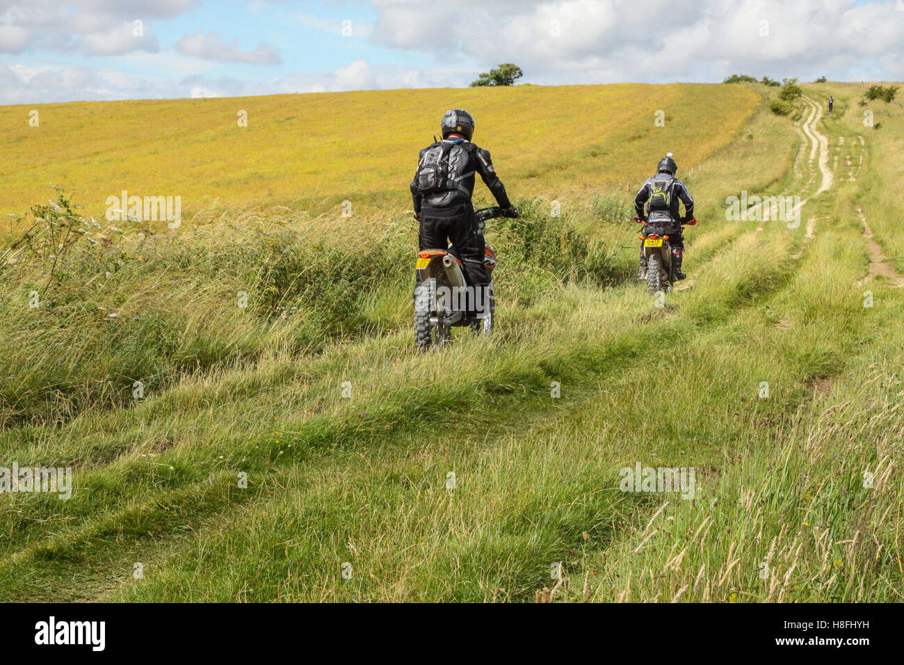 Zwei Biker fahren ihre off-Road trail Motorräder entlang der grünen Spur Route auf der Höhenweg in der Nähe von Avebury, Wiltshire, UK Stockfoto
