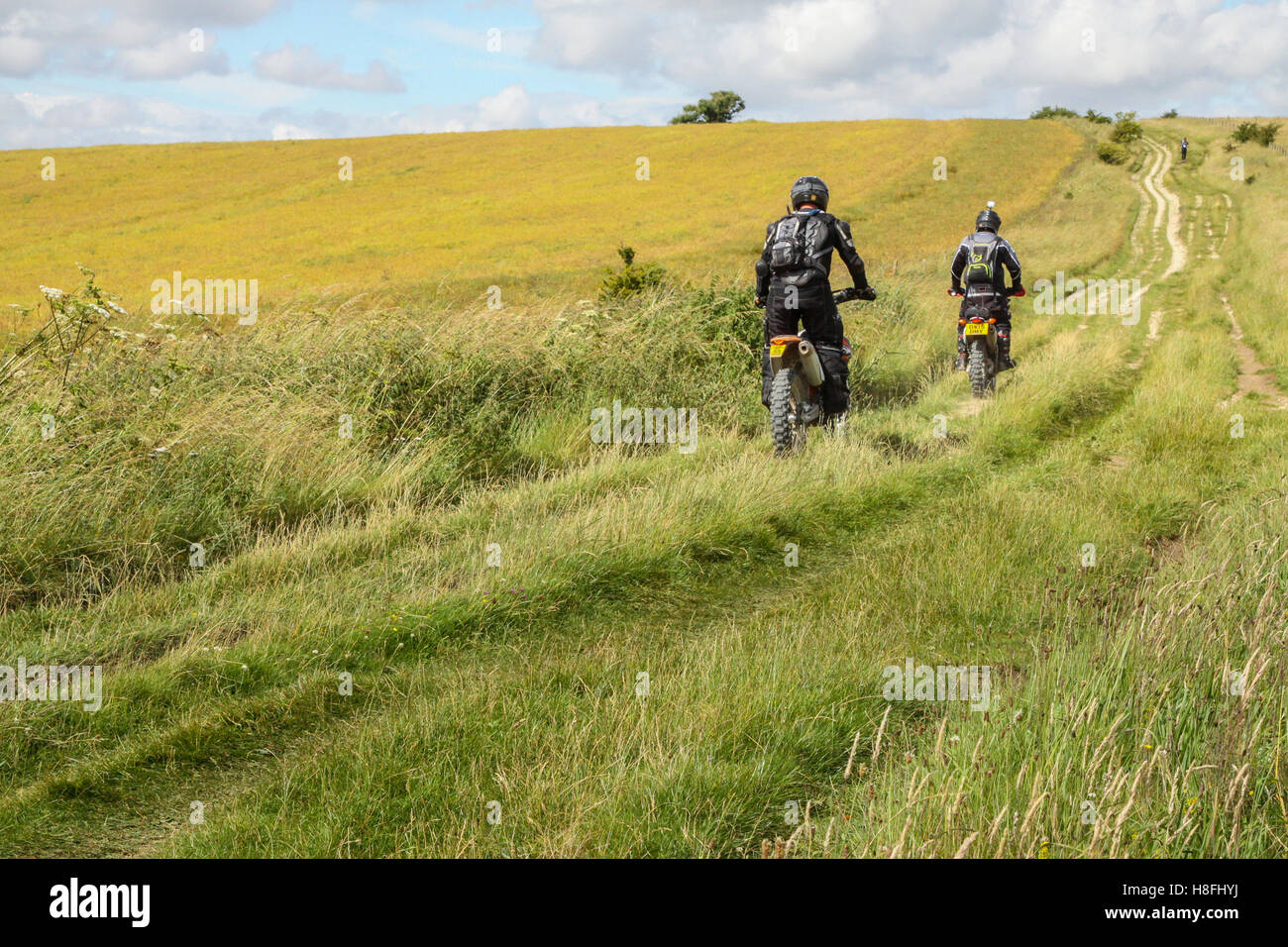 Zwei Biker fahren ihre off-Road trail Motorräder entlang der grünen Spur Route auf der Höhenweg in der Nähe von Avebury, Wiltshire, UK Stockfoto