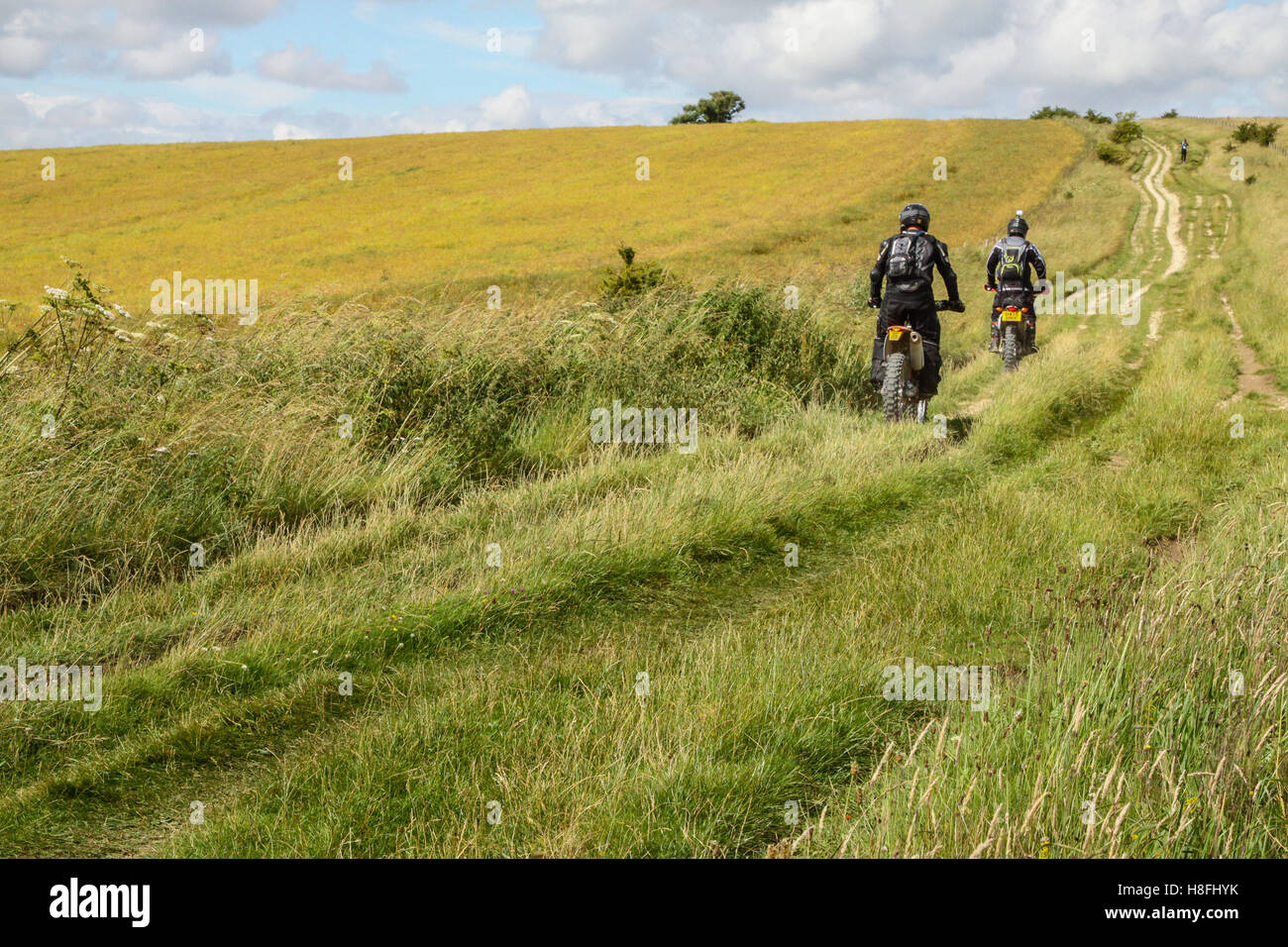 Zwei Biker fahren ihre off-Road trail Motorräder entlang der grünen Spur Route auf der Höhenweg in der Nähe von Avebury, Wiltshire, UK Stockfoto