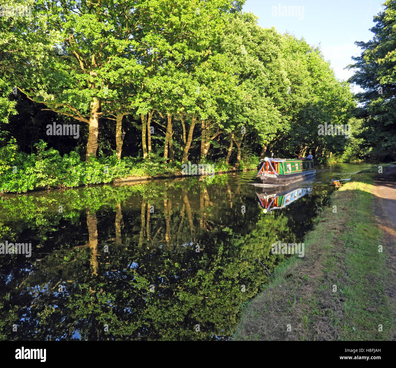 Bridgewater Kanal Runcorn im Sommer, Ufer mit Kahn, Cheshire, England, UK Stockfoto