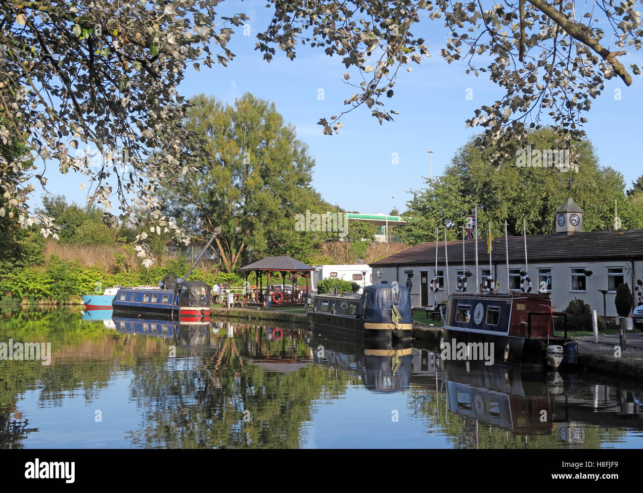 Bridgewater Kanal Runcorn im Sommer, am Yachthafen, Cheshire, England, UK mit Binnenschiffen Stockfoto