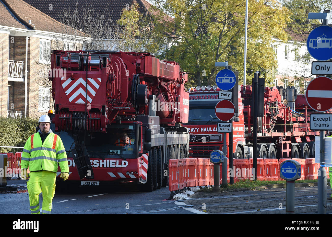 Überblick über die Szene in der Nähe der Straßenbahn-Absturz in Croydon, Surrey, als die Untersuchung des tödlichen Absturzes weiter. Stockfoto