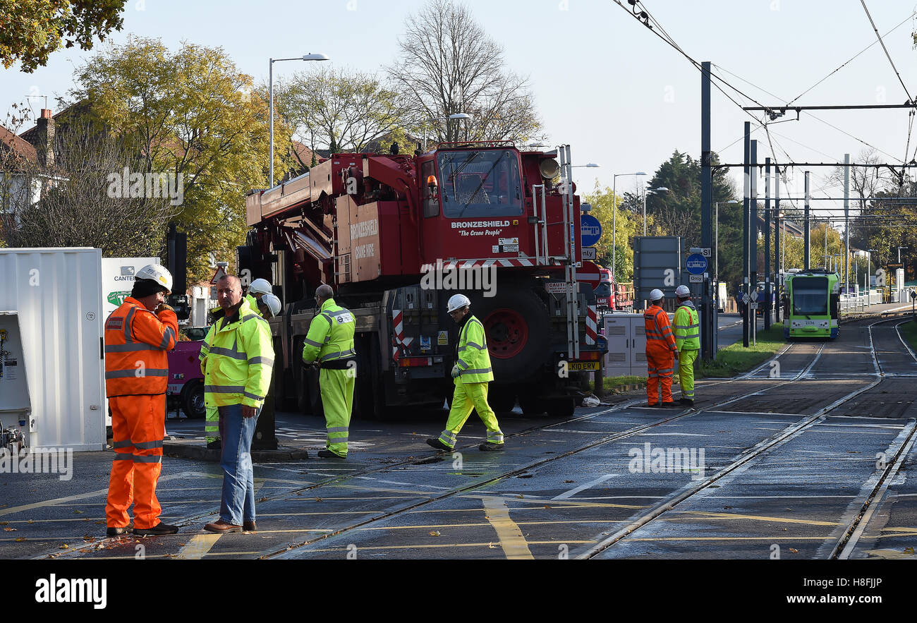 Überblick über die Szene in der Nähe der Straßenbahn-Absturz in Croydon, Surrey, als die Untersuchung des tödlichen Absturzes weiter. Stockfoto