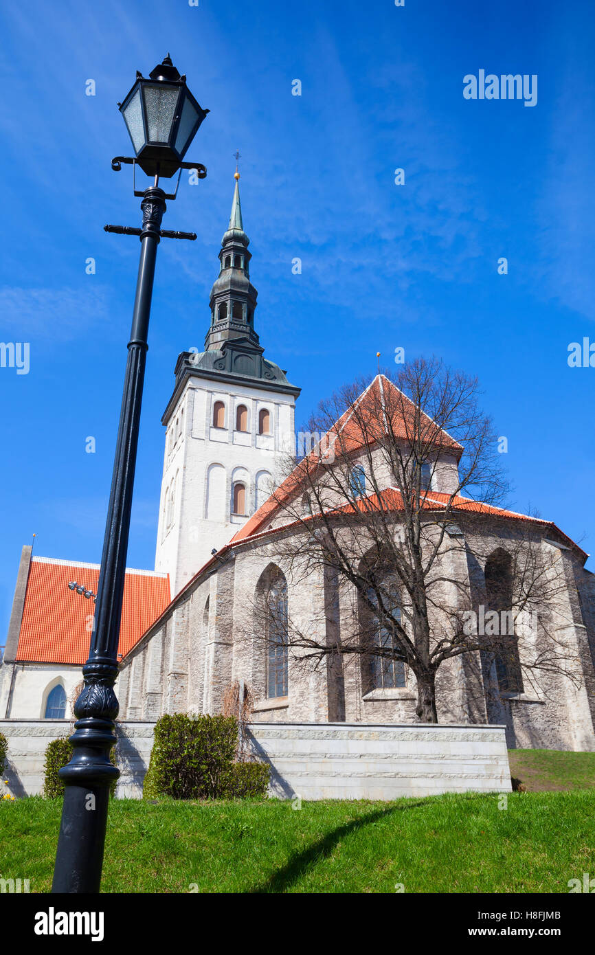 Alten Straßenlaterne in der Nähe von Niguliste oder St.-Nikolaus-Kirche in Tallinn, Estland. Vertikale Foto Stockfoto
