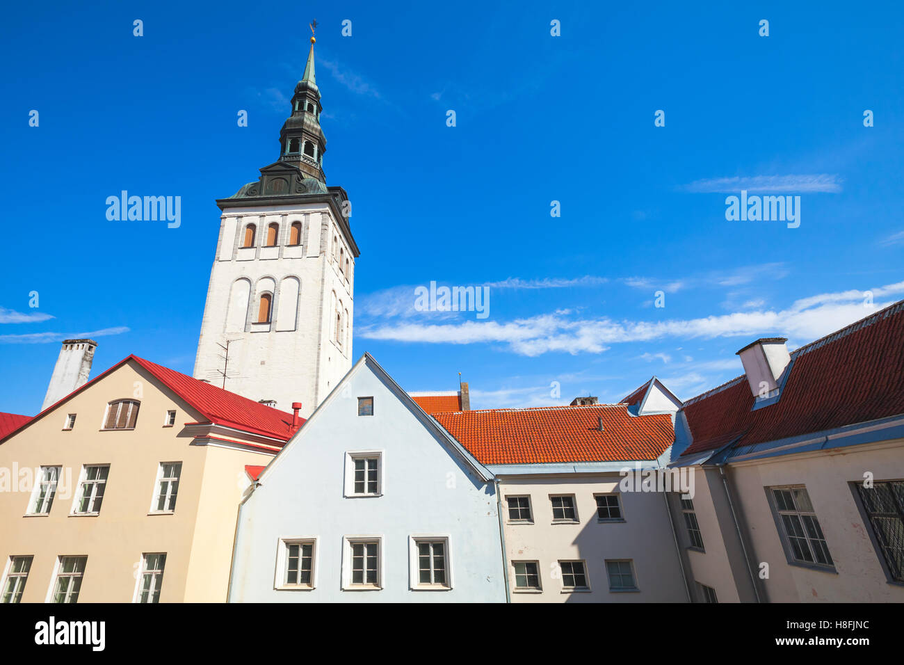 Altstadt von Tallinn, Estland. Skyline mit bunten Häusern und St. Nicholas Church, Niguliste Museum Stockfoto