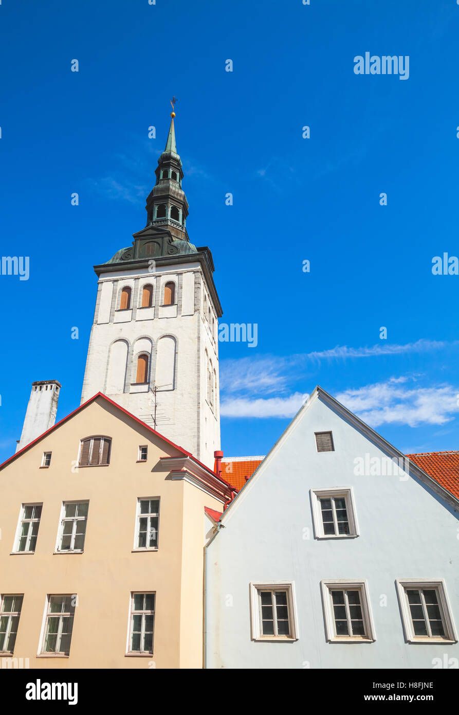 Altstadt von Tallinn, Estland. Vertikale Skyline mit bunten Häusern und St. Nicholas Church, Niguliste Museum Stockfoto