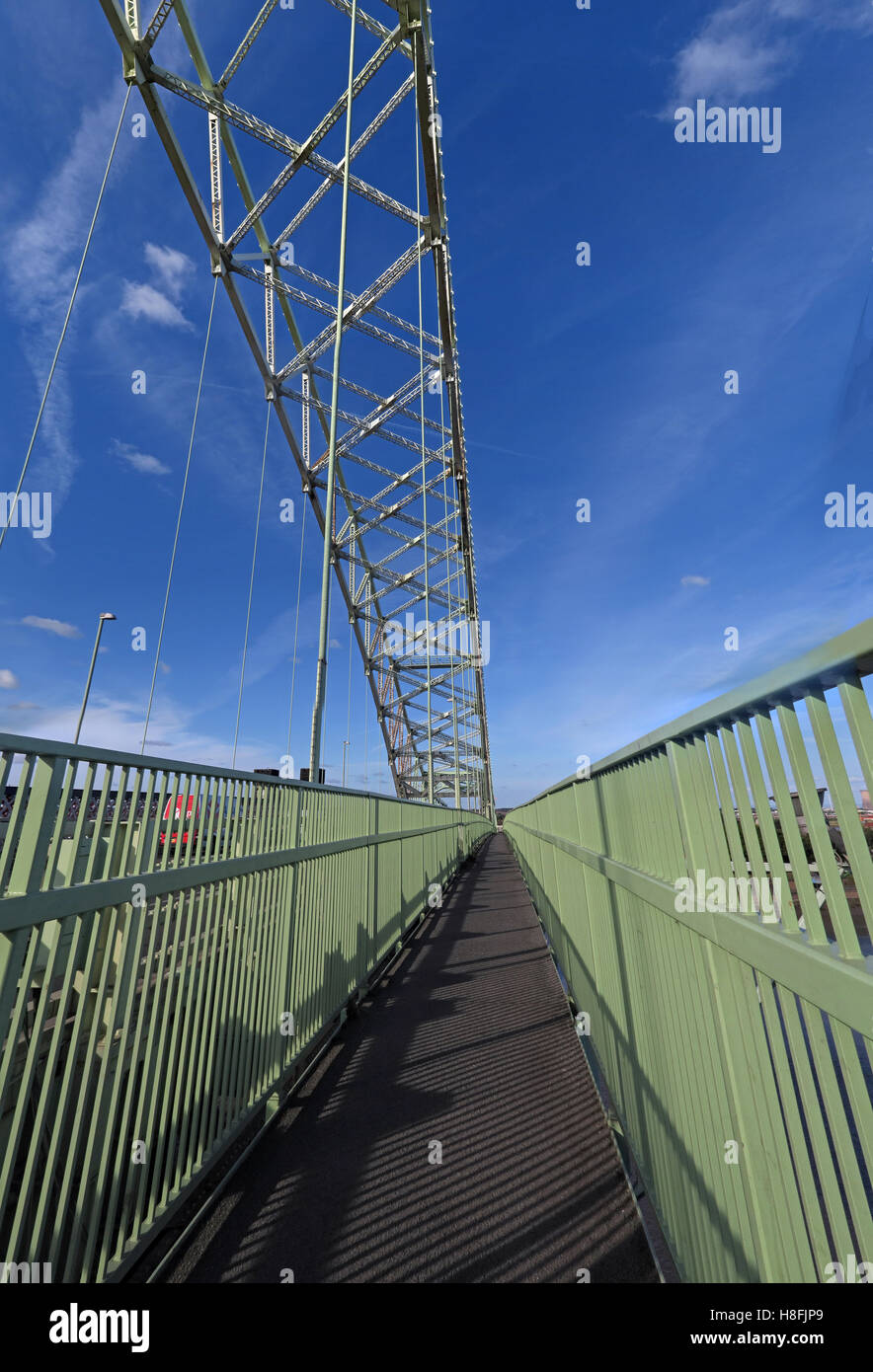 Runcorn, Widnes Silver Jubilee Straße Brücke Gehweg, A533, Halton, Cheshire, England, UK Stockfoto