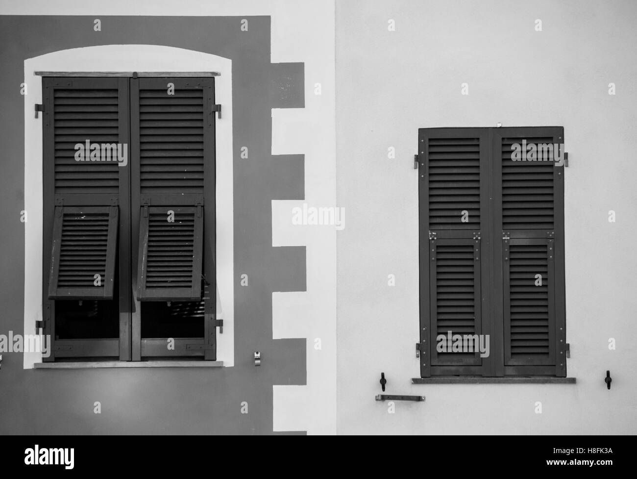 Traditionell gestaltete Fenster, in der Regel im Stil in diesen Gebaeuden gefunden in der Region Cinque Terre Riomaggiore, Liguaria, Italien, Stockfoto