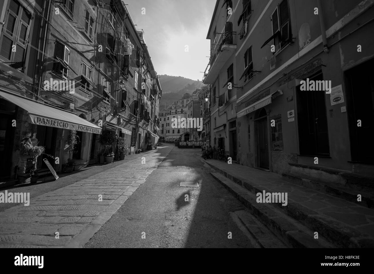 Die Hauptstraße in Vernazza Dorf, Cinque Terre, Liguaria, Italien, September gefunden Stockfoto