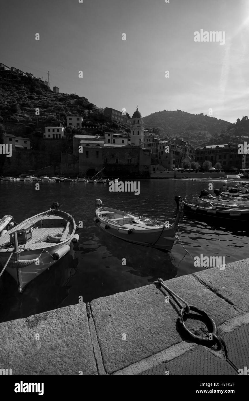 Blick über die Bucht in Vernazza, in Richtung Santa Margherita di Antiochia Kirche, Vernazza, Cinque Terre, Liguaria, Italien, Stockfoto