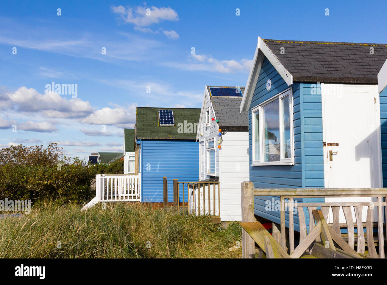 Hengistbury Kopf, Bournemouth, UK. Blick auf blaue Strandhütten. Stockfoto