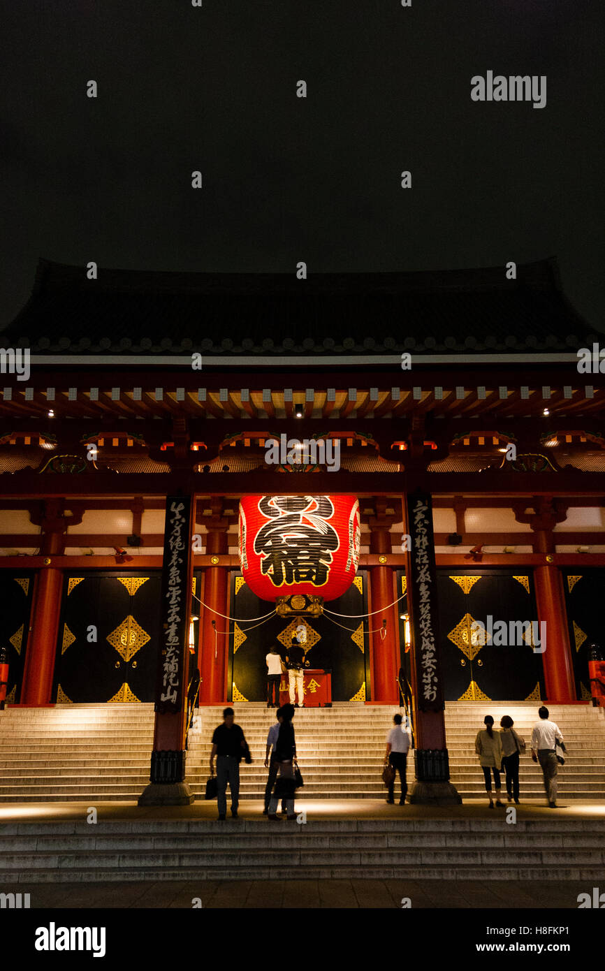 TOKYO, JAPAN Asakusa-Schrein in der Nacht. Stockfoto