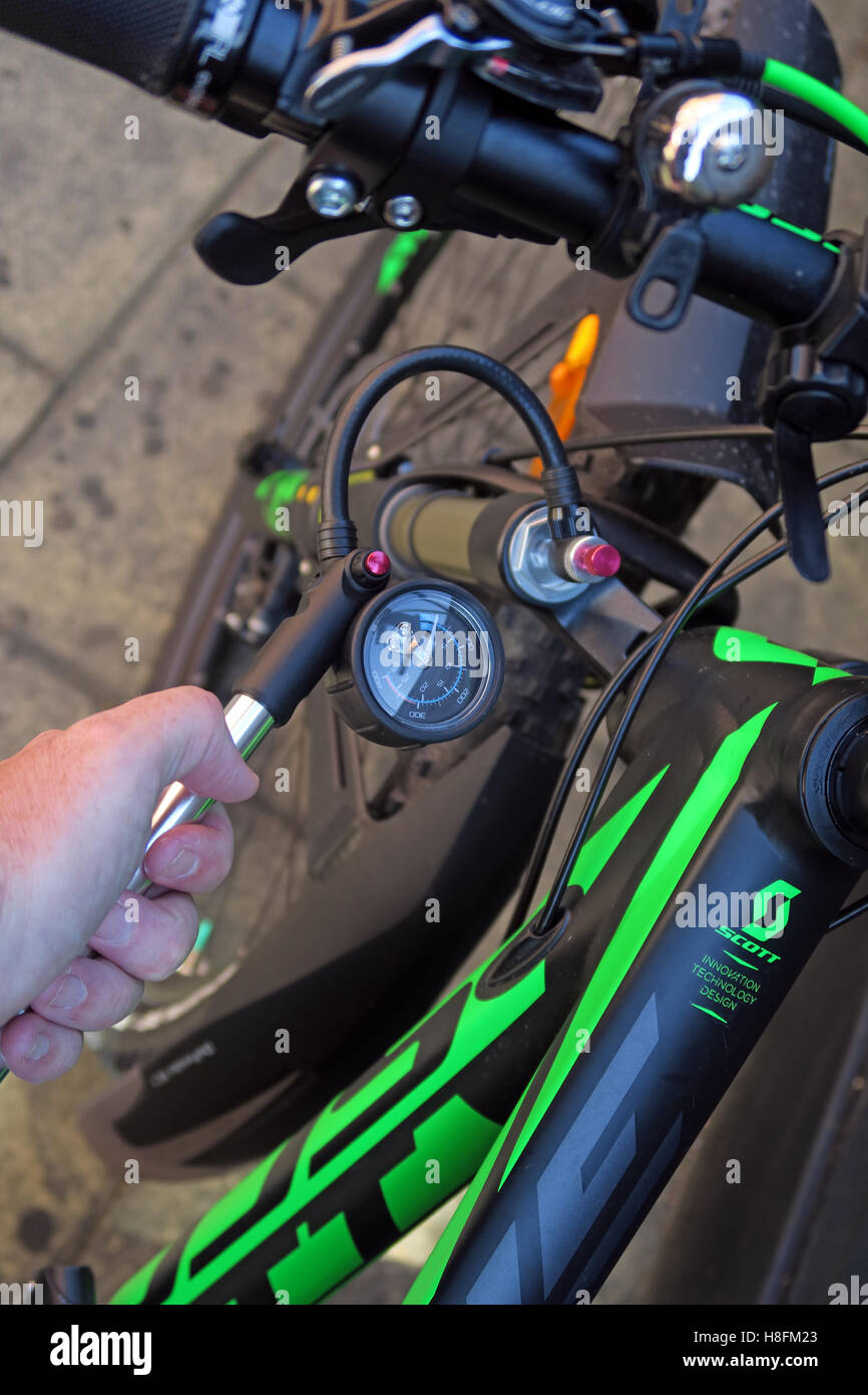 MTB Shock pump auf einem Scott Scale 950 Zyklus verwendet wird - Pumpe befestigen Stockfoto