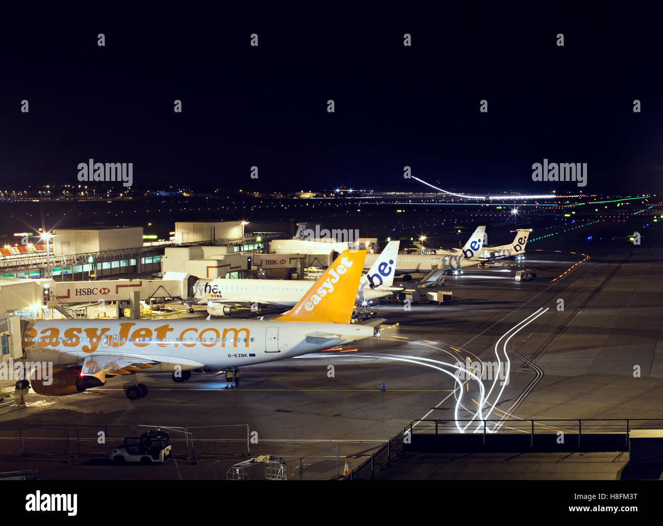 Passagierflugzeug bei Abflug-Gates nachts am Flughafen Gatwick London Stockfoto