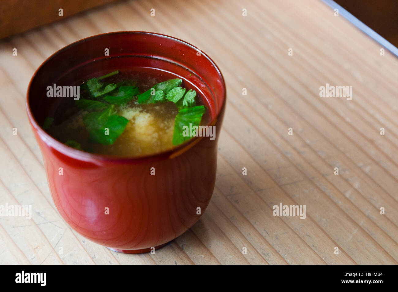 KYOTO, JAPAN. Eine Schüssel mit Misu Suppe in Kyotos Oku Restaurant. Stockfoto