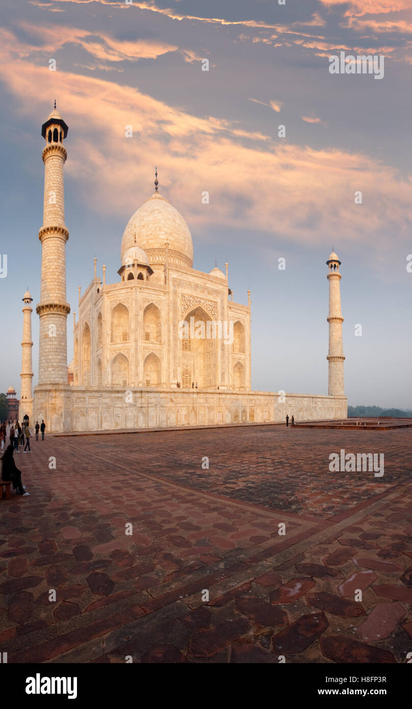 Das Taj Mahal bunt Jawab seitlich auf rotem Sandstein-Plattform gesehen spiegelt hell Sonnenaufgang Farben unter feurigen Himmel Stockfoto