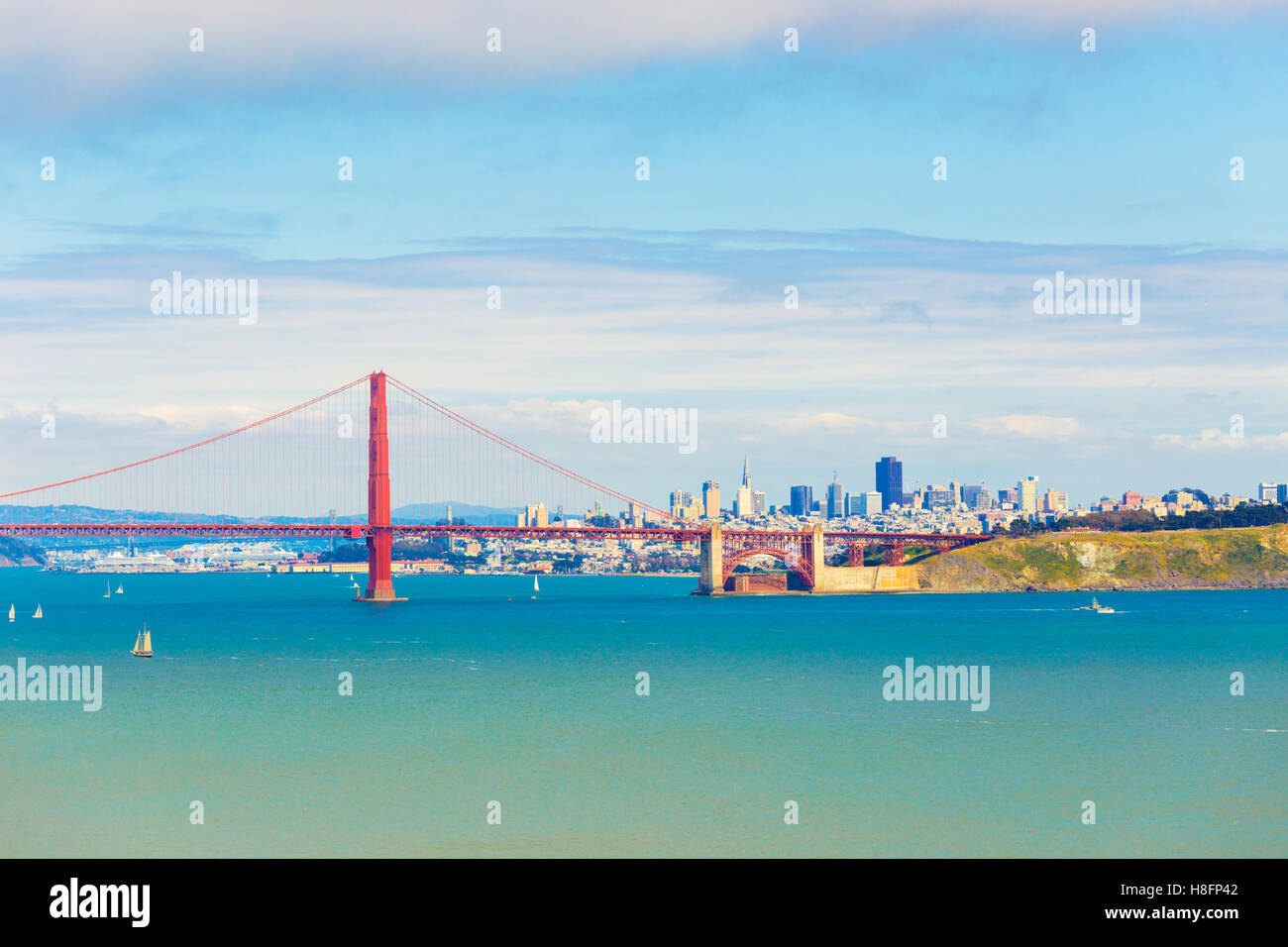 Ferne Tele Landschaft Blick über Meerwasser durch Golden Gate Bridge in San Francisco Stadtbild unter einem schönen sonnigen, Stockfoto