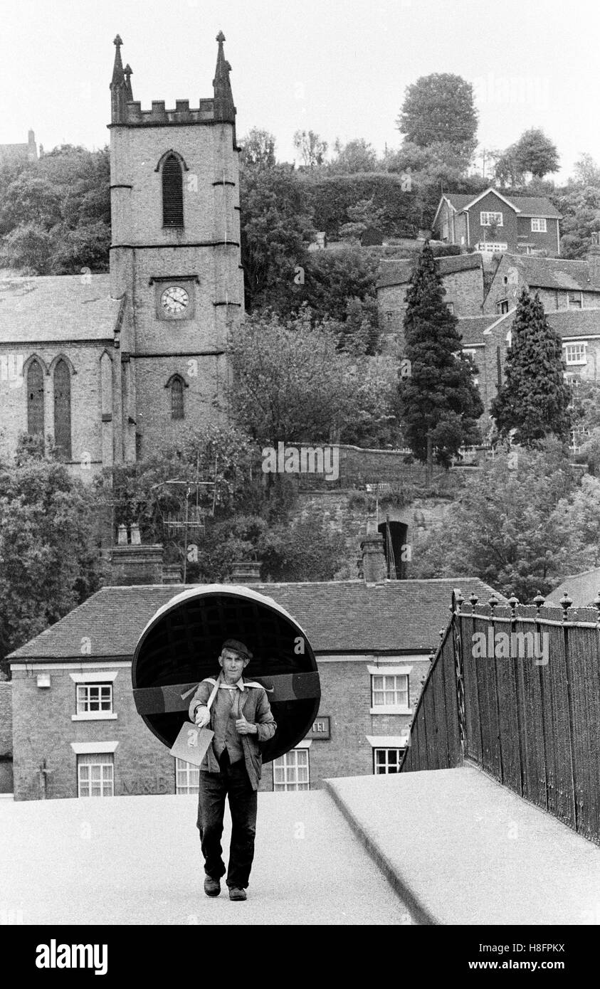 Eustace Rogers Coracle Maker crossing The Ironbridge über den Fluss Severn in Ironbridge 1978 Stockfoto