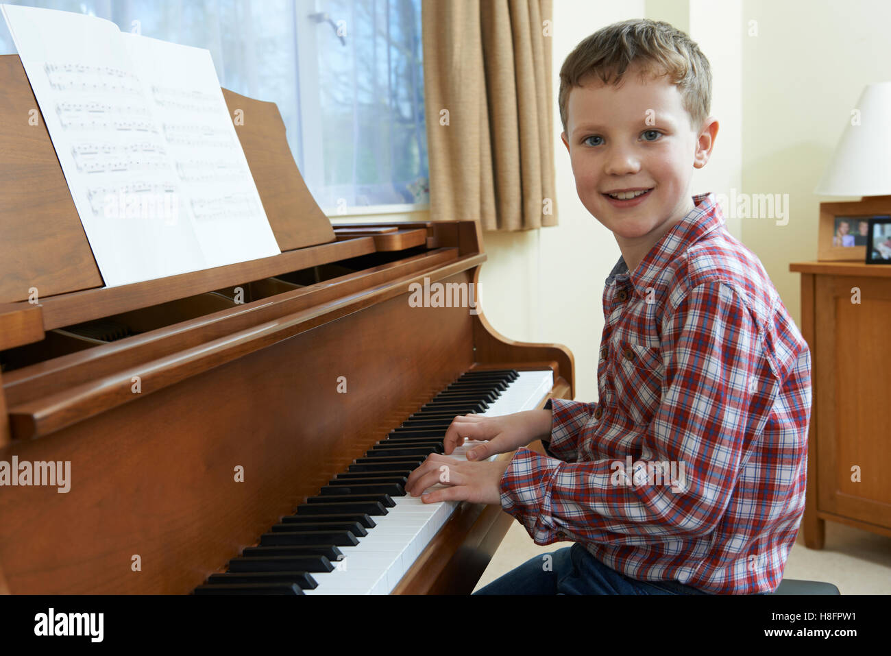 Porträt des jungen zu Hause Klavier spielen Stockfoto