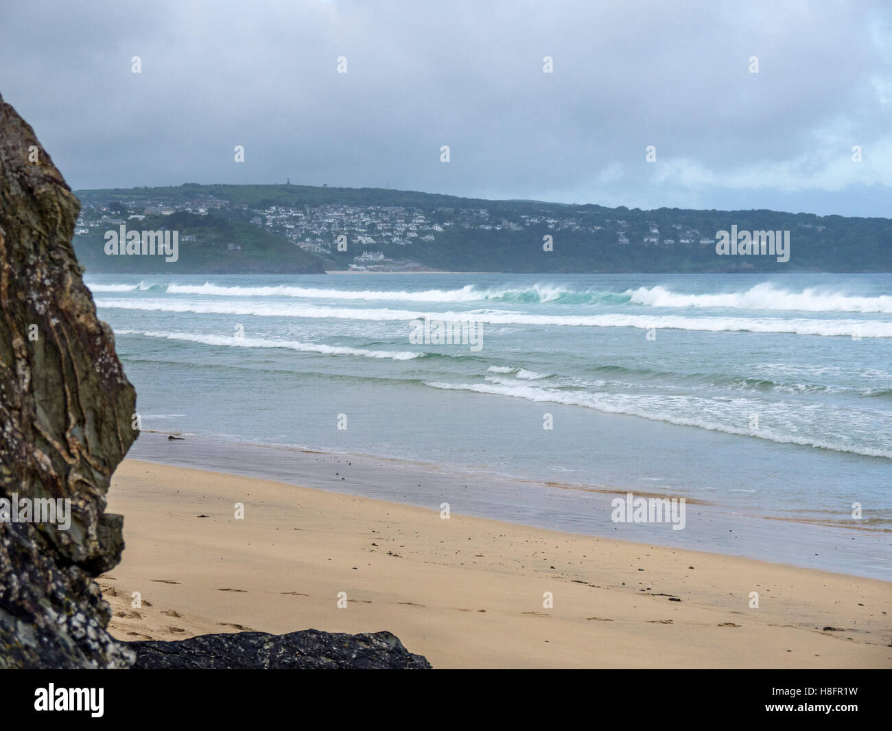 Raue Wellen an einem Strand in Cornwall. Stockfoto