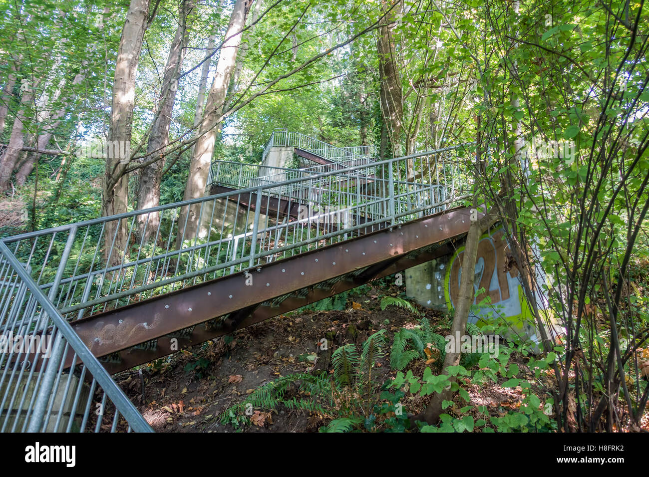 Metall-Kreuz und quer durch Treppe hinunter den Puget Sound bei Eagle Landing Park in Burien, Washington. Stockfoto Metall-Kreuz und quer durch Treppe hinunter den Puget Sound bei Eagle Landing Park in Burien, Washington. Stockfoto
