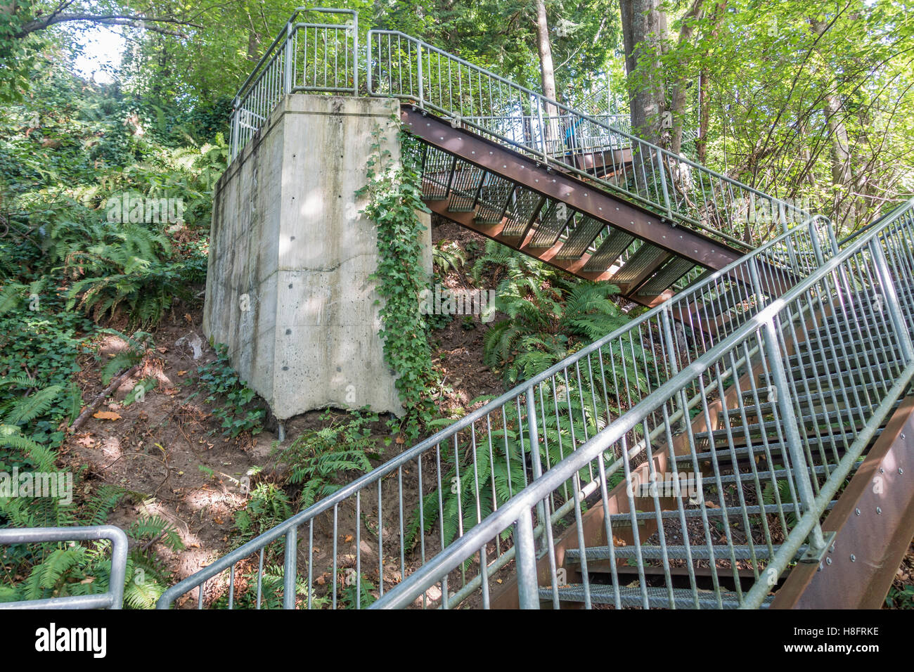 Metall-Kreuz und quer durch Treppe hinunter den Puget Sound bei Eagle Landing Park in Burien, Washington. Stockfoto Metall-Kreuz und quer durch Treppe hinunter den Puget Sound bei Eagle Landing Park in Burien, Washington. Stockfoto