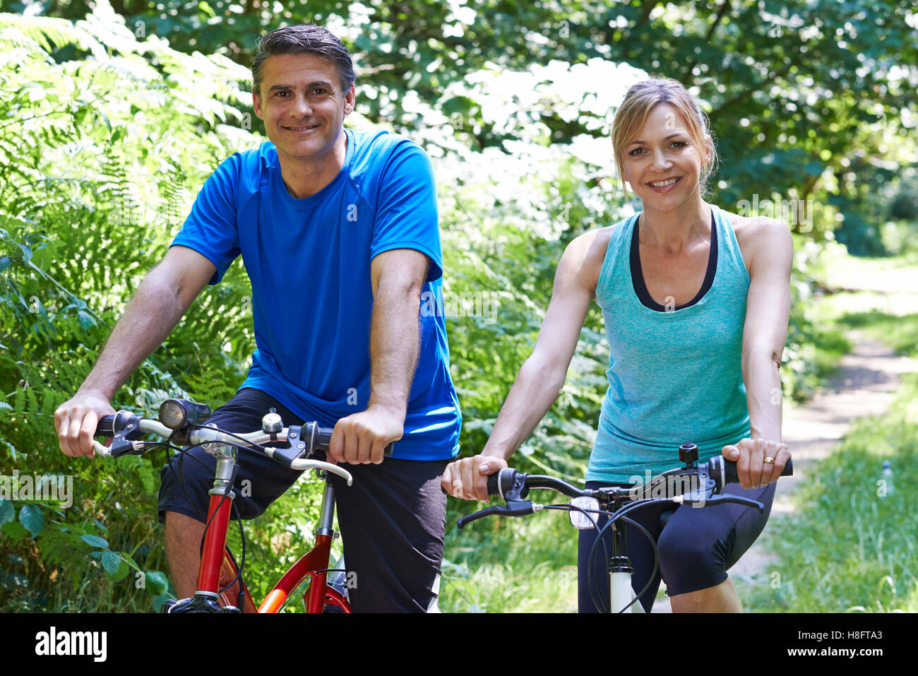 Älteres Paar auf Fahrradtour In Landschaft Stockfoto