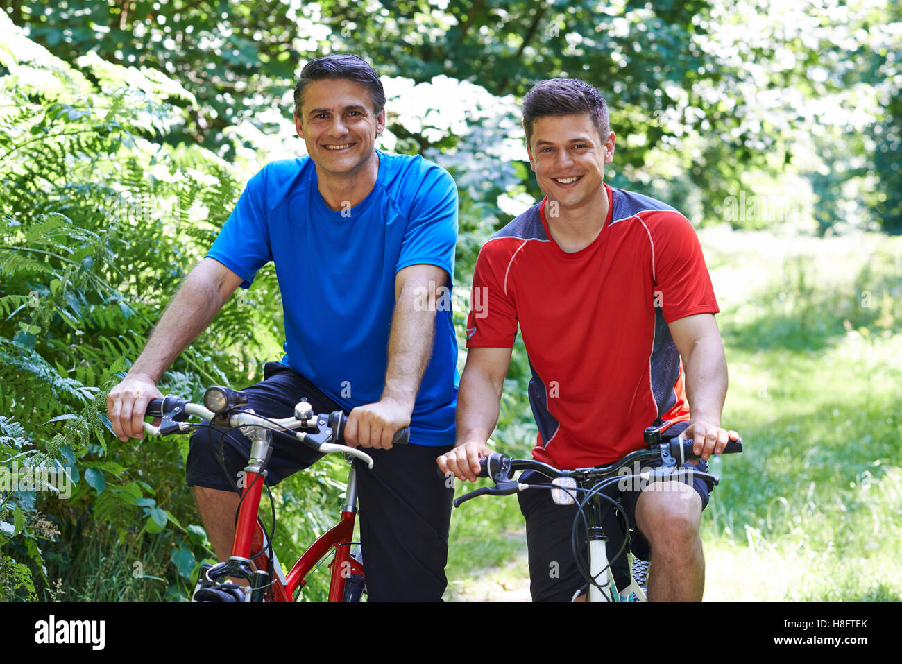 Zwei Männer auf Zyklus fahren auf Land zusammen Stockfoto